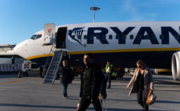 Ritardo aereo: Rissa tra passeggeri su un volo Ryanair diretto a Londra